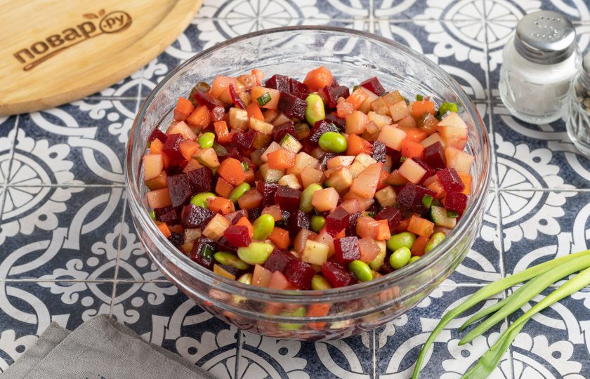 1. Этап. Винегрет с бобами эдамаме: Посолите и поперчите, все перемешайте. Затем винегрет можно подавать сразу или убрать в холодильник, чтобы салат настоялся.