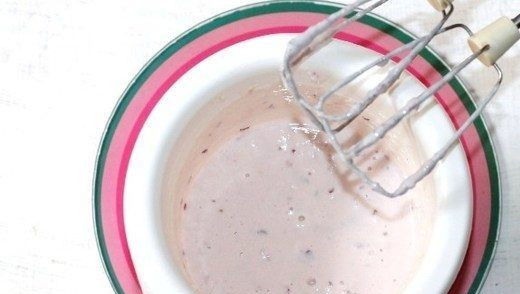 1. Этап. Смузи с пшеничными отрубями: Взбейте творожную массу при помощи миксера. Разложите массу по креманкам, сверху украсьте фруктовыми пшеничными отрубями, ягодами и листиками мяты.