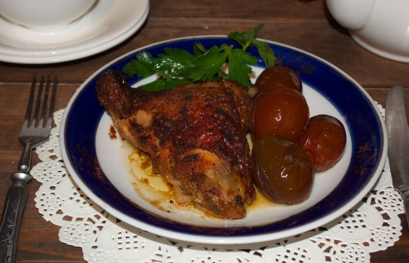 1. Этап. Курица кусочками в духовке в фольге: Запекайте мясо в горячей духовке при 170-200 градусах около 1 часа и 20-30 минут. Подайте к столу. Оно такое вкусное и ароматное, что тает во рту. Мясо очень сочное, несмотря на свою румяность и отсутствие подливки.