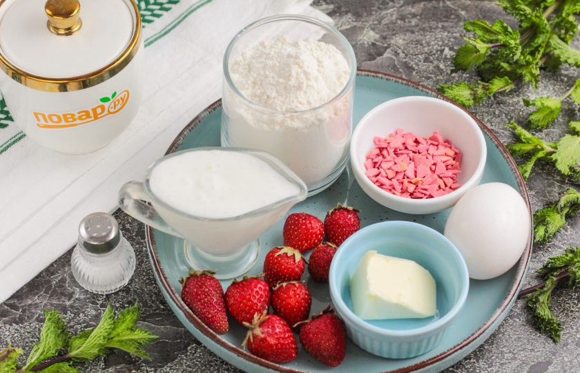 1. Этап. Печенье с клубникой и шоколадом: Подготовьте указанные ингредиенты. Клубнику выбирайте не слишком сочную.