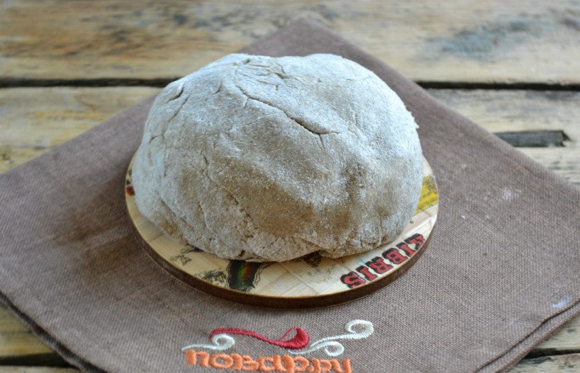 1. Этап. Ржаные лепёшки без дрожжей: Замесите мягкое тесто.