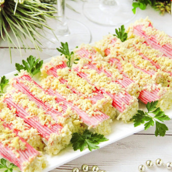 Новогодние рулетики из крабовых палочек