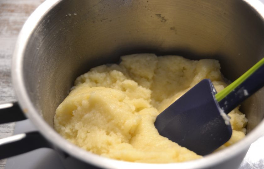 1. Этап. Эклеры со сметанным кремом: Еще немного подержите сотейник на огне при помешивании, чтобы тесто стало отставать от стенок сотейника и собиралось в комок.