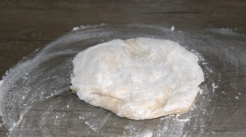 1. Этап. Самса узбекская слоеная с мясом: 3. Тесто для пельменей раскатываю тонко, затем смазываю его сливочным маслом и заворачиваю в рулетик.