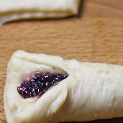 1. Этап. Булочки с джемом: Сворачиваем квадратик, пальцами склеиваем края. Проделываем эту процедуру со всеми квадратиками теста.