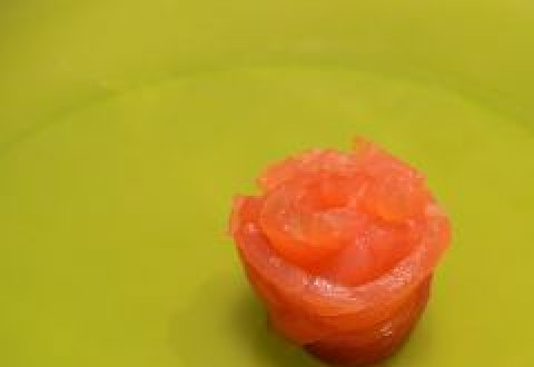 1. Этап. Яйца, фаршированные семгой: Получится розочка.