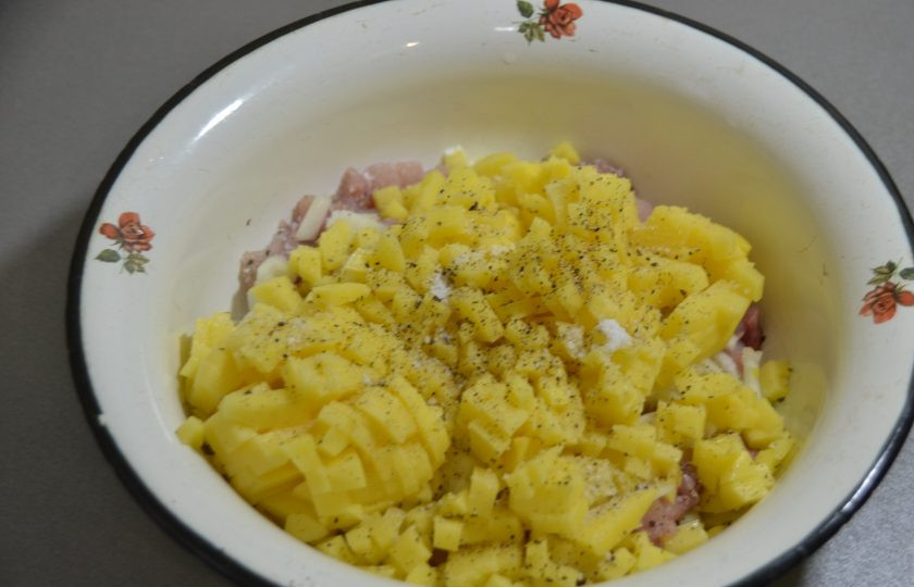 1. Этап. Чувашская хупла: Порежьте картошку мелким кубиком, посолите, поперчите.