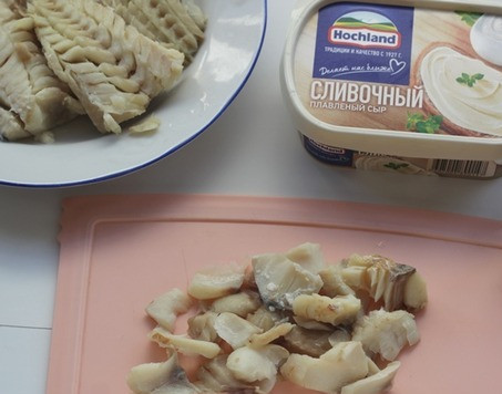 1. Этап. Рыбный паштет: Рыбу разберите на маленькие кусочки, уберите все косточки.