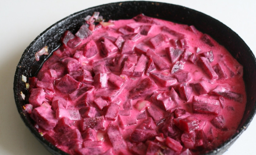 1. Этап. Свекла, тушенная в сметане: 3. Заправим сметаной, добавим специи по вкусу и на совсем уж маленьком огне будем томить 25-30 минут.