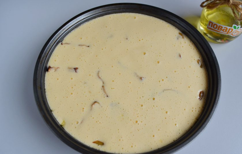 1. Этап. Яблочный пирог Татьяны Толстой: 7. Залейте тестом теплые яблоки, это удобно делать столовой ложкой. Отправьте пирог в духовку на 20 минут, температура выпечки 200 градусов.