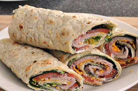 1. Этап. Лаваш с беконом и сыром: 4. Теперь добавим финальный аккорд: немного тертой морковки, — и сворачиваем рулеты. Готово!