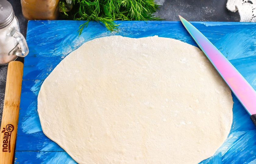 1. Этап. Пичи: Разделите тесто на две части, раскатайте каждую в тонкий овальный или прямоугольный пласт.