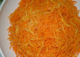 1. Этап. Кабачковое рагу на зиму: Морковь нашинкуйте тонко и добавьте к луку, тушите 5-7 минут.