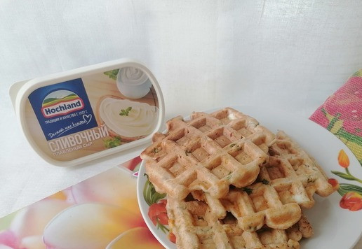 1. Этап. Вафли с яйцом и зеленым луком: Положить начинку и снова перемешать. Выпекать в мультипекаре или вафельнице около 5 минут. Приятного аппетита!