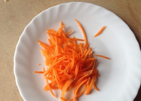 1. Этап. Пекинский салат: В салате можно использовать готовую корейскую морковь, а можно нарезать свежую соломкой. Приправляем по вкусу солью, перцем и чесноком.