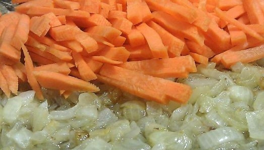 1. Этап. Гороховый суп для похудения: В сковороду наливаем оливковое масло и начинаем обжаривать на нем нарезанный лук. Морковь нарезаем брусками и добавляем к луку, жарим все вместе 8-10 минут на медленном огне.