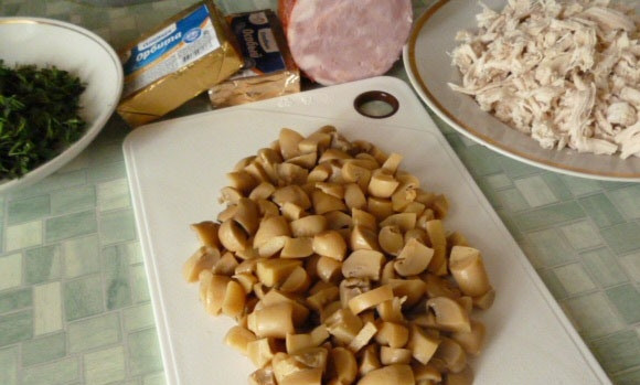 1. Этап. Салат Гнездо глухаря с грибами: Шампиньоны нарежьте кубиками.