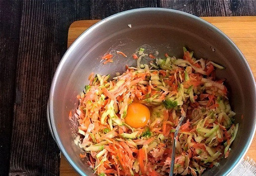 1. Этап. Горячий бутерброд с кабачком и морковью: Выкладываем майонез, перемешиваем. Пробуем и солим по вкусу. Я перчить не буду. Я сделаю для себя более диетические бутерброды. Перчите по вкусу. Разбиваем яйцо и всё хорошо перемешиваем.