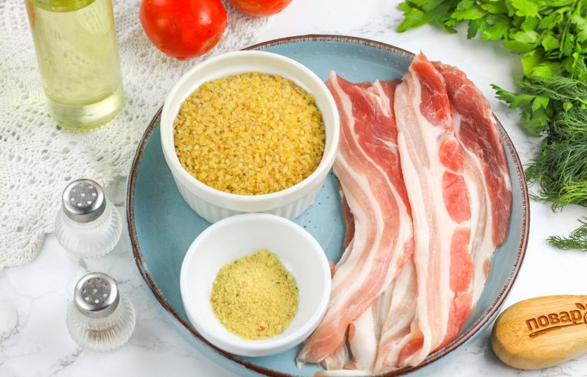 1. Этап. Булгур с беконом: Подготовьте указанные продукты. Бекон лучше всего использовать свежий, тонко нарезанный.