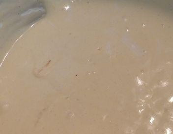 1. Этап. Пляцки украинские: Теперь нужно разделить тесто на 4 равные части. В первую часть теста добавляем 4 яичных желтка и 2 ст. л. муки.