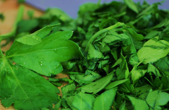 1. Этап. Долма по-азербайджански: 5. Промойте и измельчите петрушку.