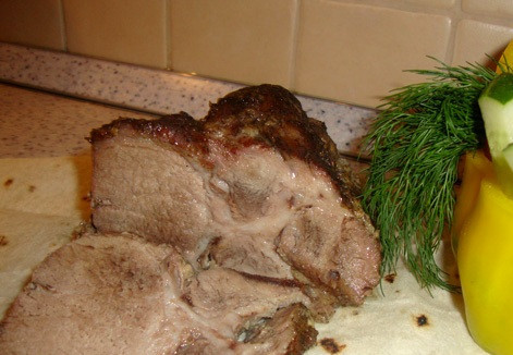 1. Этап. Запеченная шейка в фольге: После этого мясо следует проткнуть в нескольких местах ножом, если из него вытекает прозрачный сок, значит, шейка полностью готова. Перекладываем ее на тарелку, нарезаем на ломтики и подаем к столу. Приятного всем аппетита!