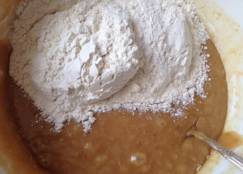 1. Этап. Детский торт своими руками: Снимаем миску с тестом с бани. Добавляем еще 2 стакана муки и размешиваем сначала ложкой, так как смесь у нас горячая.