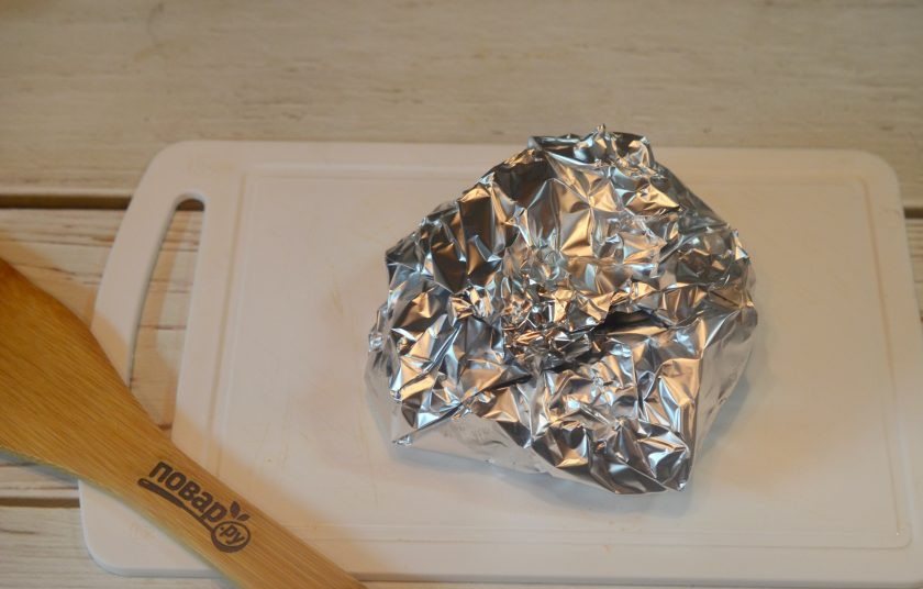 1. Этап. Говядина запеченная Кунжутная: 5. Пергамент заверните в фольгу. Запекайте в разогретой до 250 градусов духовке 30 минут. Затем снизьте температуру в духовке до 140 градусах и запекайте мясо ещё 1 час.