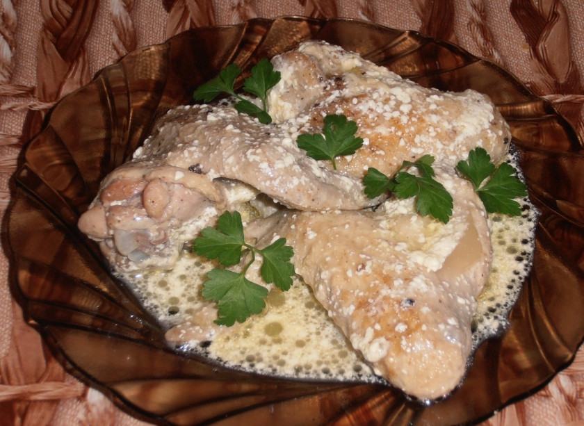 1. Этап. Куриные крылья тушеные: Подаем со свежей зеленью. Такая вкуснятина у меня получилась! Приятного аппетита!