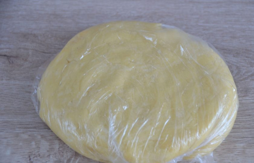 1. Этап. Тыквенный пай: Замесите тесто, соберите его в лепешку, заверните в пленку и уберите в холодильник на 30 минут.