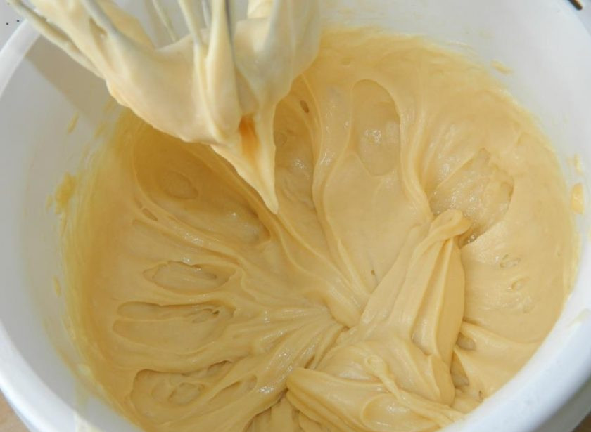 1. Этап. Заварные кольца с творожным кремом: Затем вбейте яйца и хорошо перемешайте. Тесто должно стать эластичным и немного тягучим.