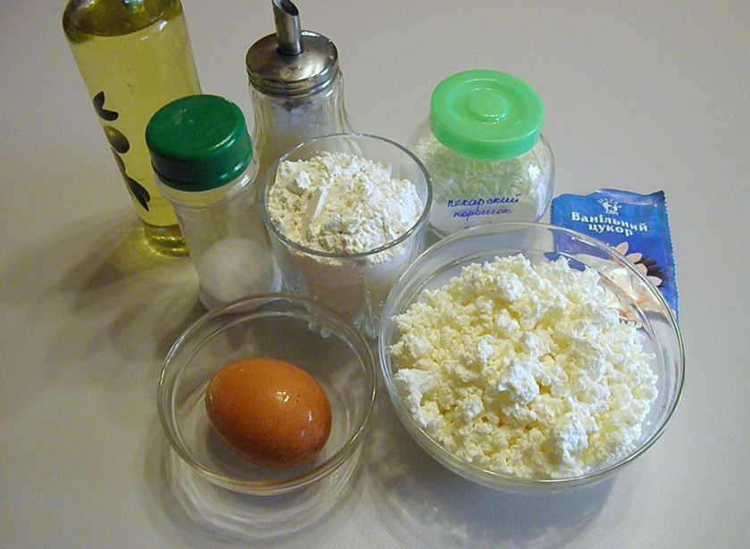 1. Этап. Вергуны на творожном тесте: Подготовьте продукты для вергунов. Количество муки может отличатся от моего, это зависит от влажности творога и величины яиц.