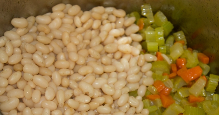 1. Этап. Суп-пюре из фасоли: 4. К овощам добавить фасоль вместе с водой, в которой она варилась. Если отвара получилось мало, добавить еще немного горячей воды.