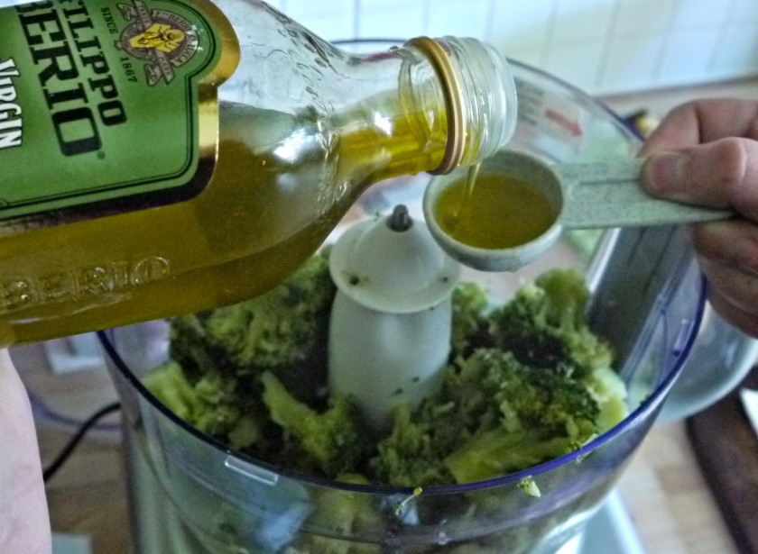 1. Этап. Слоеный пирог с брокколи и грибами: Добавьте масло, сок лимона и специи по вкусу.