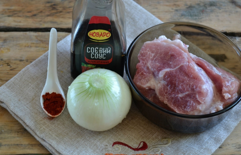 1. Этап. Свинина под соевым соусом: Подготовьте все необходимые ингредиенты. Свининку берите охлажденную, а не замороженную.