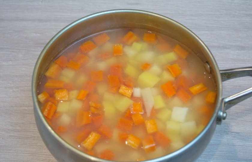 1. Этап. Необычный винегрет: Дайте повариться 3 минуты (после закипания), после чего добавьте в кастрюлю 1,5 ст. ложки уксуса (у меня винный, но можно взять и столовый). Уксус не даст картофелю и моркови превратиться в пюре.