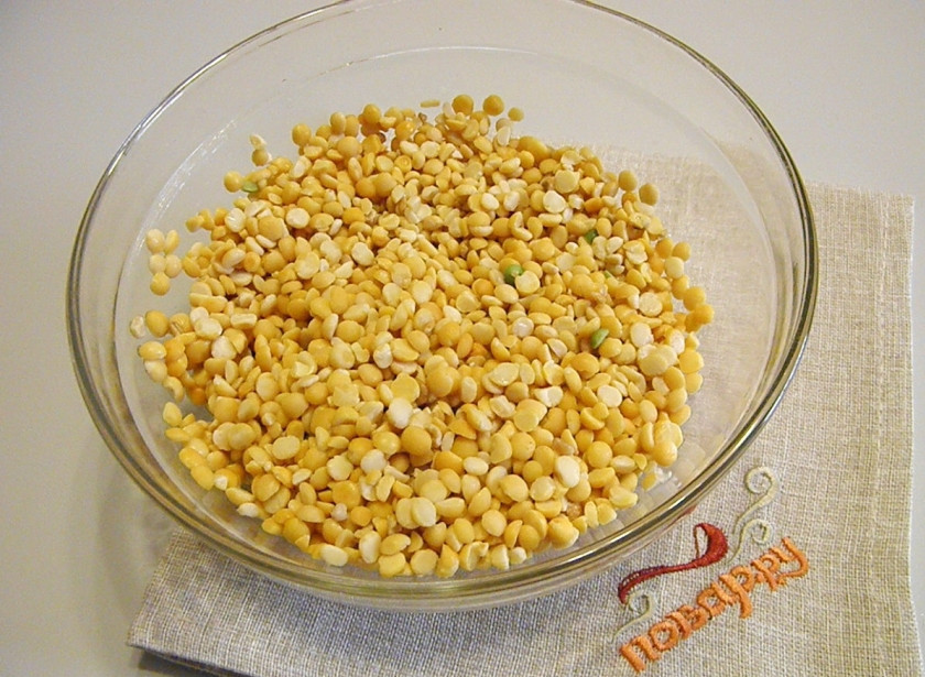 1. Этап. Гороховый суп с цыпленком: Горох тщательно переберите и промойте до чистой воды. Если нужно сварить суп быстро, то заранее, например — вечером, замочите горох в холодной воде, утром смените воду, и он быстро сварится.