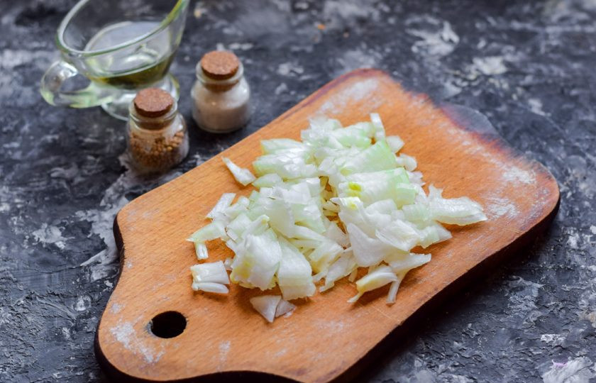 1. Этап. Плов с телятиной и карри: Очистите лук, сполосните и просушите. Нарежьте лук кубиками.