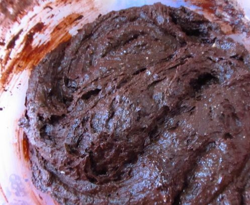 1. Этап. Большой торт: 4. В ту смесь добавьте немного какао с мукой, перемешайте, затем добавьте сметану и высыпьте остальную массу с какао. Замесите однородное тесто.