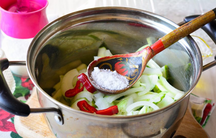 1. Этап. Салат из огурцов с перцем и луком на зиму: Добавьте соль и сахар.