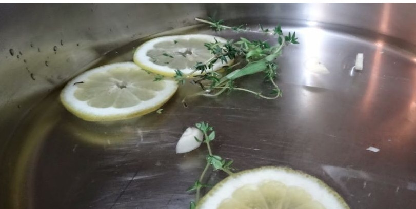 1. Этап. Лосось в вине: В кастрюлю с толстым дном или в сотейник налейте белое вино, нарежьте несколько кружочков лимона. Добавьте лимон к вину, затем опустите в него веточки тимьяна и эстрагона.