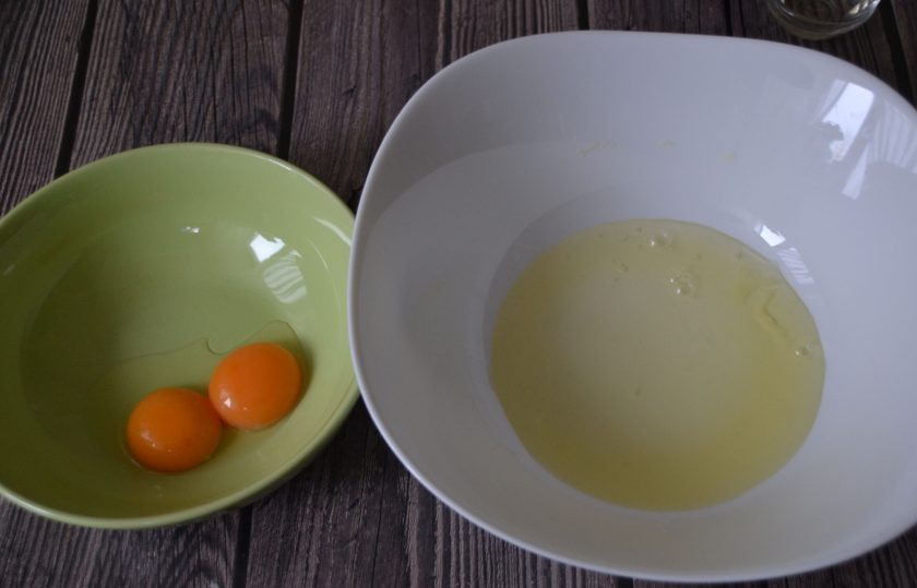 1. Этап. Японские панкейки: Отделите желтки и белки двух яиц.