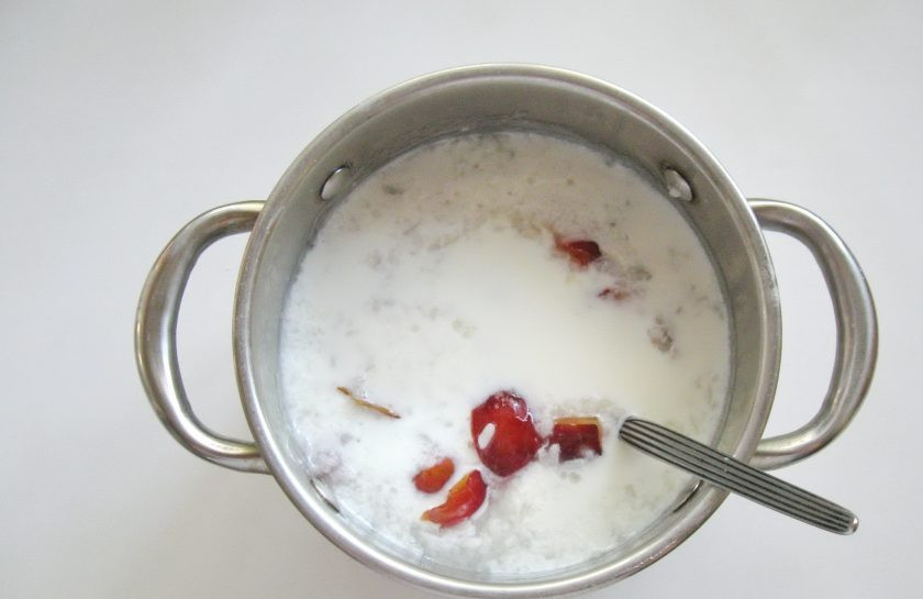 1. Этап. Сладкая рисовая каша со сливой: Когда рис хорошо разварится и каша приобретет пышную, нежную консистенцию, влейте теплое молоко в кастрюлю и перемешайте.