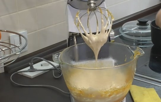 1. Этап. Настоящий торт Сникерс: 8. В миксере начните взбивать белки до густой пены. Постепенно вливайте сваренный сироп, не выключая миксер. Добавьте 0,5 чайной ложки соли и арахисовое масло. Взбейте до полного растворения масла.