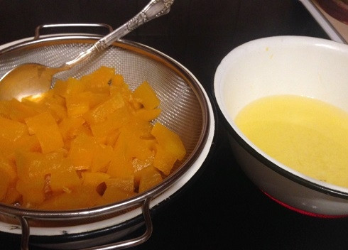 1. Этап. Тыквенные цукаты: Моя тыква не очень твердая, поэтому я кипятила ее только один раз. Если ваша тыква не успела свариться, прокипятите ее еще разок, но не на сильном огне. Процеживаем тыкву, сироп прокипятим минут 10. Заливаем горячим сиропом тыкву, пусть постоит часика два.