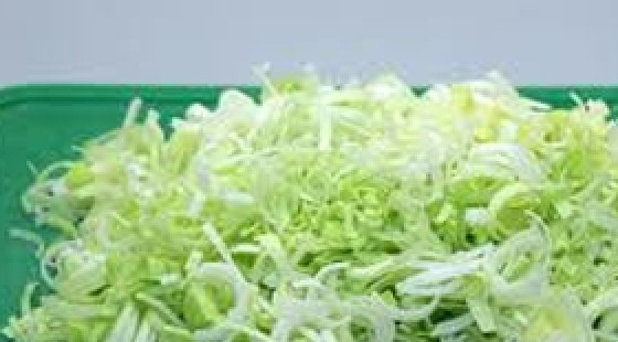 1. Этап. Салат из спаржи с грибами: Порей нарезать тонкими кольцами.