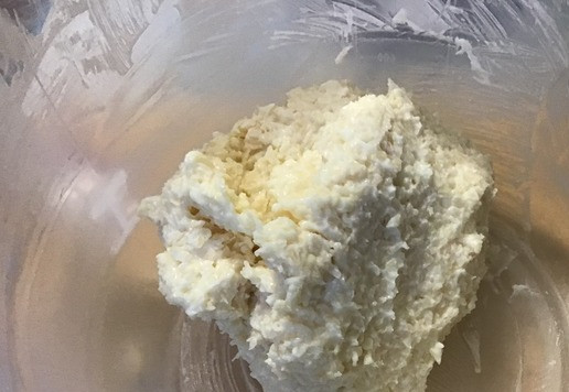 1. Этап. Печенье Вертушки: Для приготовления начинки в небольшой миске взбейте сливочный сыр и сахар миксером (подойдет и деревянная ложка) до однородного состояния. Добавьте кокосовую стружку, измельченный (натертый на мелкой терке) белый шоколад и кокосовый экстракт (при наличии). Накройте полиэтиленовой пленкой до использования.