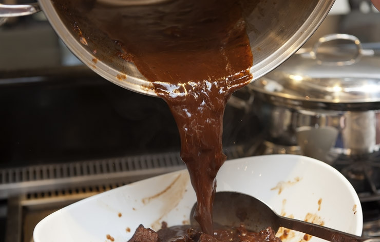 1. Этап. Говядина в красном вине: 9. Готовым соусом полейте говядину.