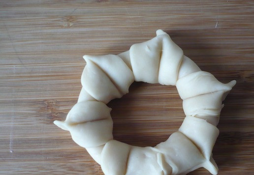 1. Этап. Булочки с плавленым сыром Ассорти: Рулетик сверните в форме бублика, скрепите концы. Каждую полоску теста защипните между собой (в виде лепестков).