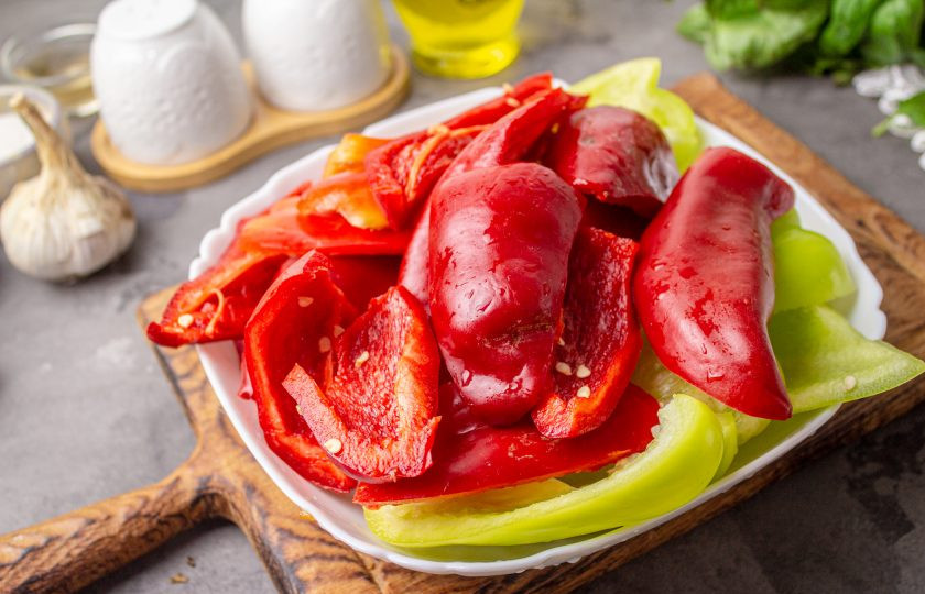 1. Этап. Перец с базиликом на зиму: Очистите перец от семенной коробки, мякоть нарежьте на 4 части.